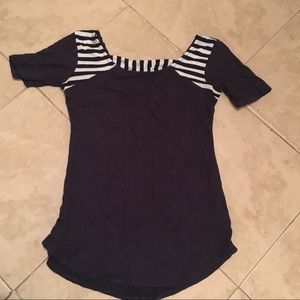 🆓 Navy and white boat neck top